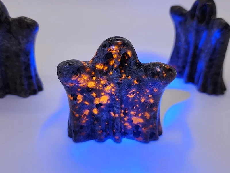 Hand-Carved Yooperlite Ghost Figurine – UV-Reactive Flame Stone Crystal - Image 3